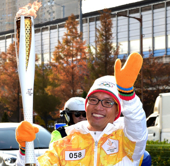 30년 만에 대(代)이은 해군 父子의 올림픽 성화 봉송