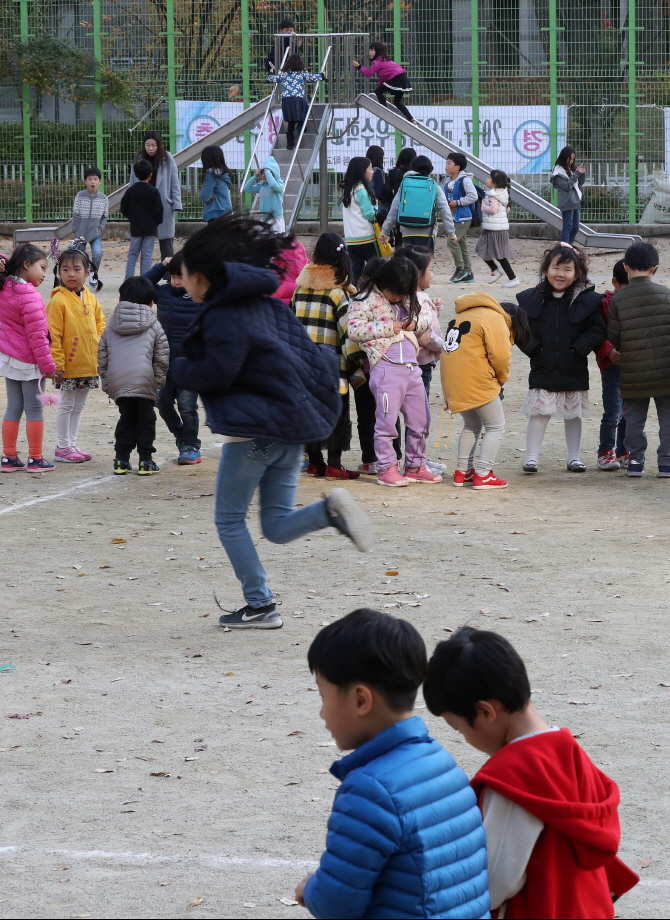 [포토] 운동장으로 대피한 어린이들