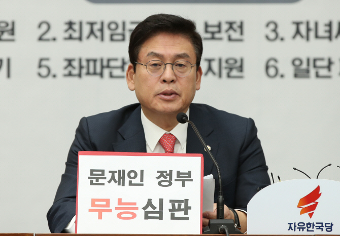 한국당 원내대표 선거 한달 앞으로..친홍-친박 勢대결 양상