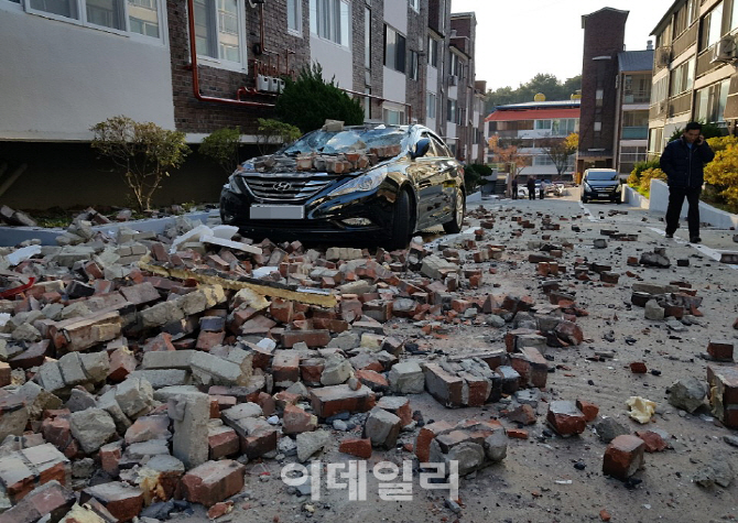 남한 전체 뒤흔든 포항 5.4규모 지진에 수능마저 연기