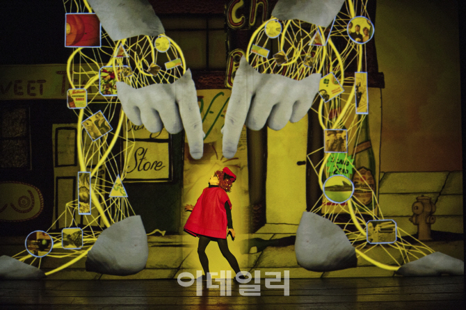 애니메이션·라이브 음악과 뒤섞인 배우…'연극의 미래' 속으로