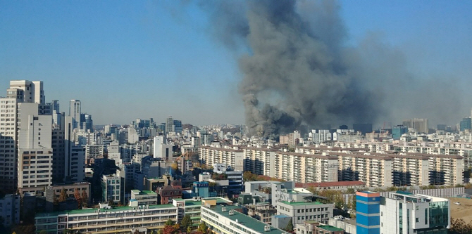 '교대 화재' 도심 뒤덮은 검은 연기