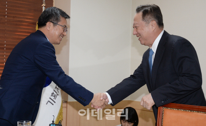 [포토]악수하는 김동연-박용만