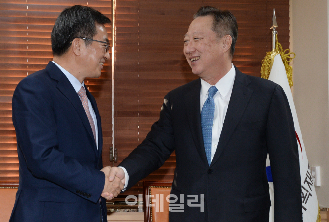 [포토]악수하는 김동연 부총리-박용만 회장
