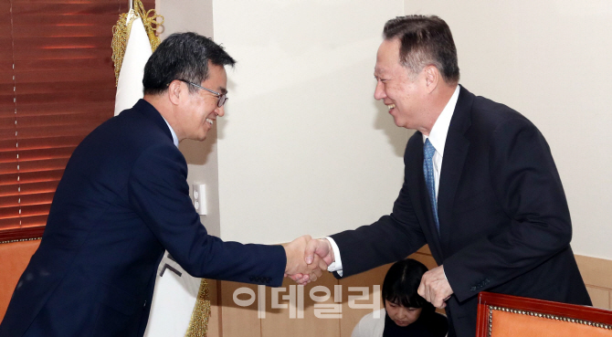 [포토]악수하는 김동연 경제부총리-박용만 상의회장