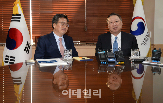 [포토]대화하는 김동연 부총리-박용만 회장