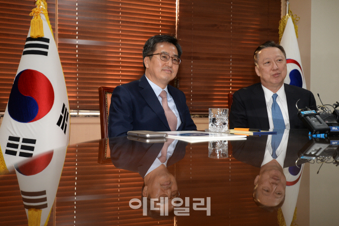[포토]대화하는 김동연-박용만
