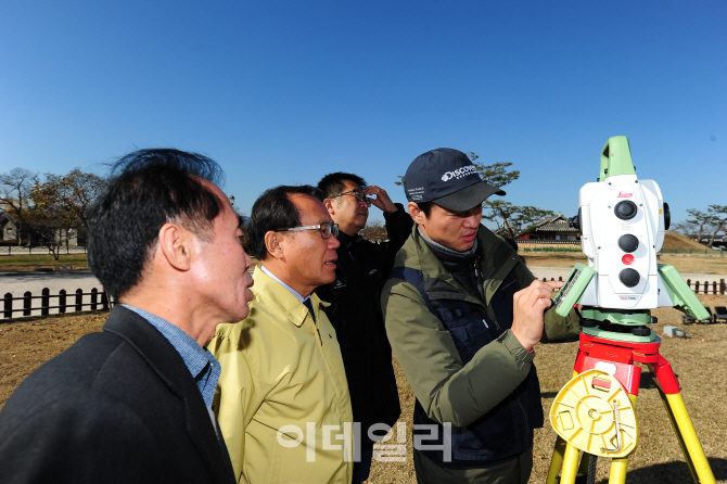 [포토]계측기로 첨성대 안전여부 점검하는 김종진 문화재청장