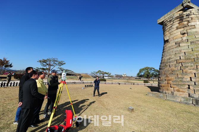 [포토]첨성대 안전여부 점검하는 김종진 문화재청장