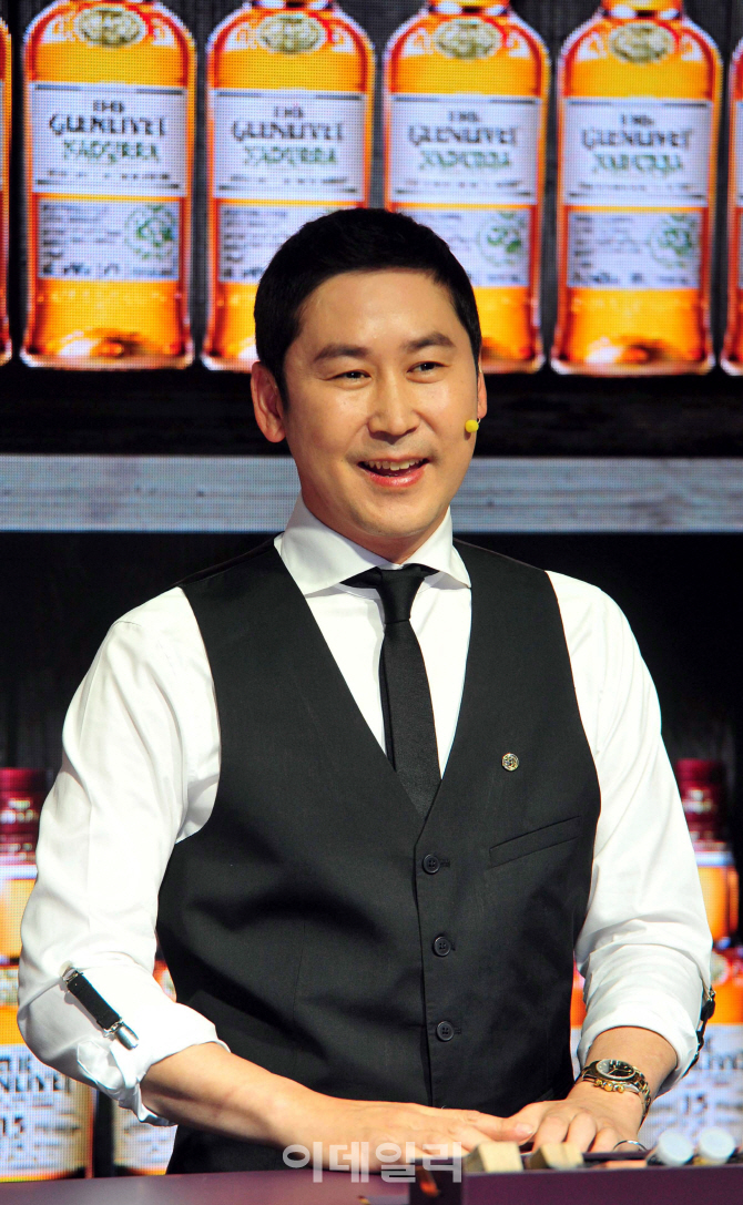 [포토] ‘신동엽’과 함께 ‘더 바 바이 더 글렌리벳’