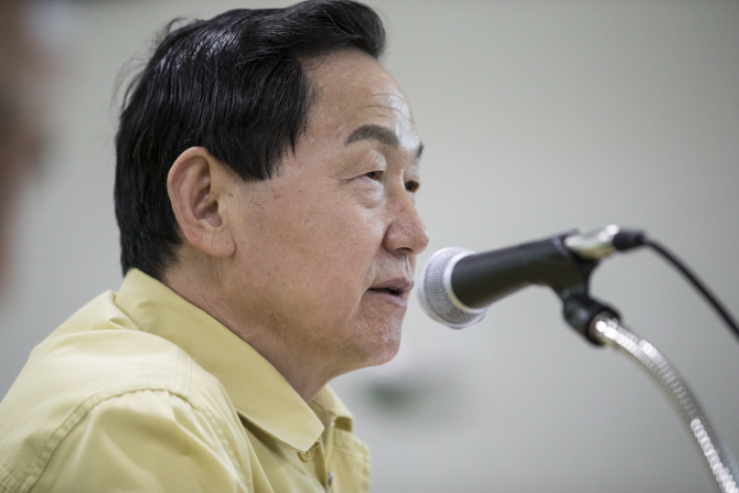 김상곤 부총리 “수능 연기, 文정부 교육철학 따른 것”