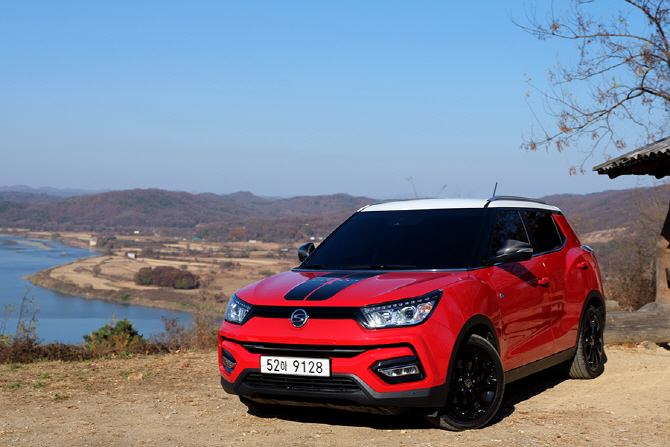 [포토] 붉은 차체와 데칼 그리고 전면 범퍼가 돋보이는 쌍용 티볼리 아머