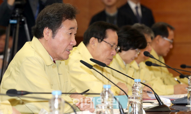 [포토]이낙연 국무총리, '포항 지진 관계장관회의' 주재