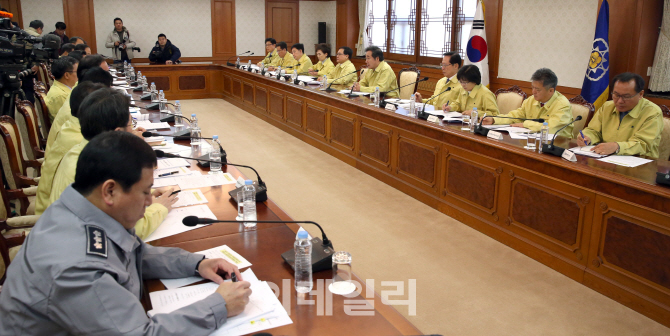 [포토]정부서울청사에서 열린 '포항 지진 관계장관회의'