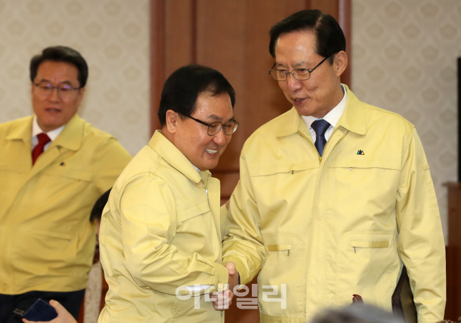 [포토]'포항 지진 관계장관회의'에서 인사 나누는 유영민-송영무