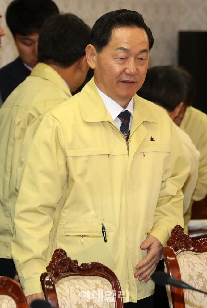 [포토]'포항 지진 관계장관회의' 참석한 김상곤 사회부총리 겸 교육부장관