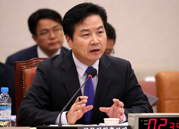 文대통령, 홍종학 임명장 수여 이후 곧바로 국무회의 주재