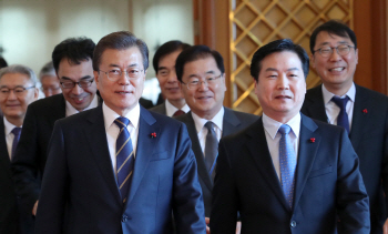 文대통령, 홍종학 임명장 수여 “마음고생 많았다. 열심히 해달라”