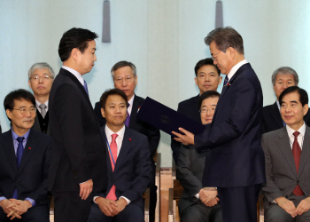 홍종학 “굉장히 무거운 책임감 느낀다”