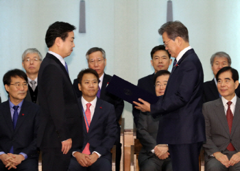 홍종학 임명에..野 "文대통령 독선적 행태" 일제히 비난