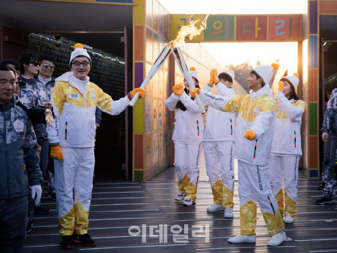 [포토] 성화봉송에 나선 조세현과 청소년들