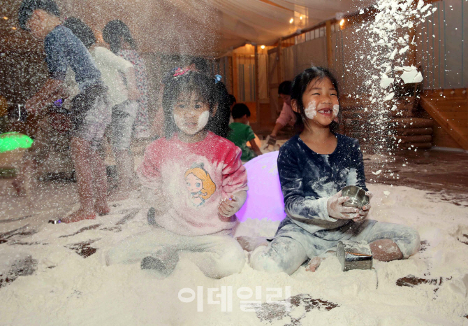 [포토] 밀가루 오감 체험놀이