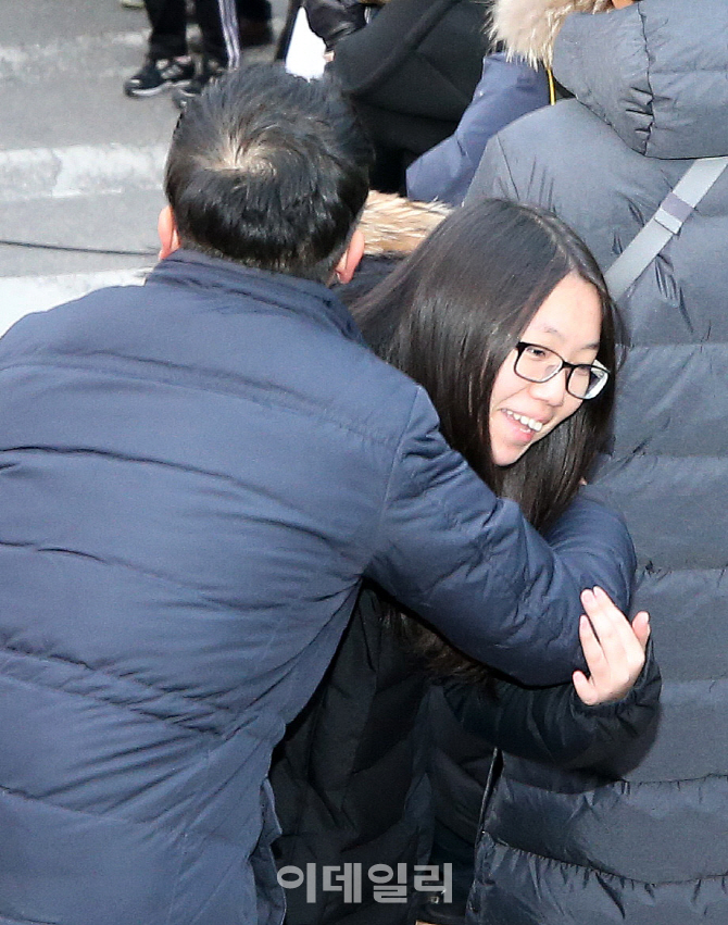 [포토]수험생을 응원하는 선생님의 따듯한 포옹