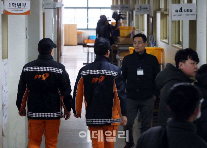 [포토]'수능고사장 응급상황시 신속대처'