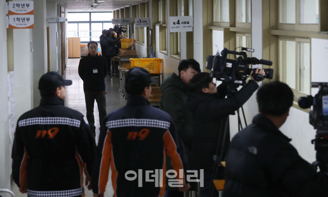 [포토]'수능 시험장에 배치된 소방관들'