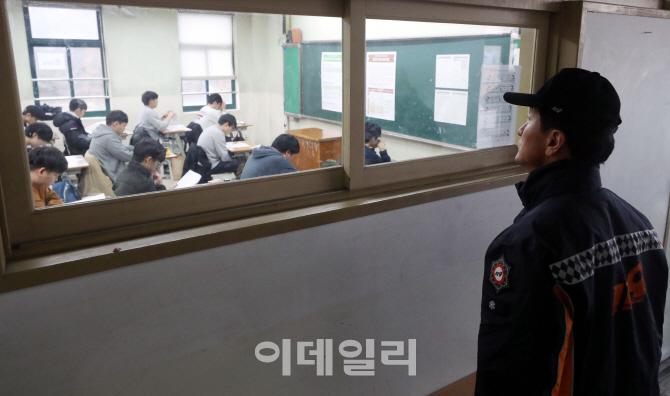 [포토]'교실 상태 점검중'