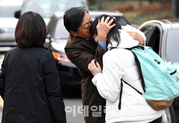 "네가 쓴게 정답"…수능 한파 녹인 열띤 응원전