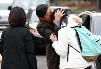 "네가 쓴게 정답"…수능 한파 녹인 열띤 응원전