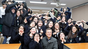 文대통령 “나는 그대들을 사랑합니다” 포항여고서 깜짝 3행시