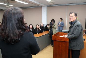 포항여고 교사·학생 “수능 연기 너무 다행” 文대통령에 감사(종합)