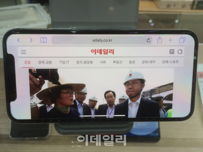 드디어 국내 공개 ‘아이폰X’…매끈한 디자인에 ‘M자탈모’ 옥의 티