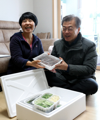 文대통령, 포항 죽도시장에서 과메기 16박스 구입(종합)