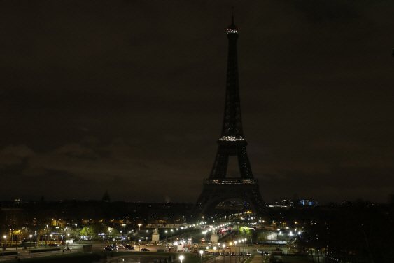 에펠탑, 이집트 테러 희생자 애도 위해 소등