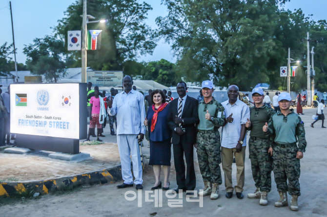 한빛부대, 남수단 보르 시내에 첫 태양광 가로등 설치