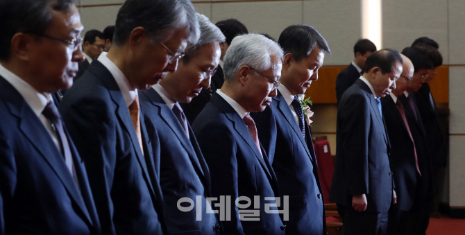 [포토]묵념하는 이진성 헌재소장과 헌법재판관