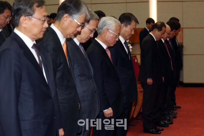 [포토]묵념하는 이진성 헌재소장
