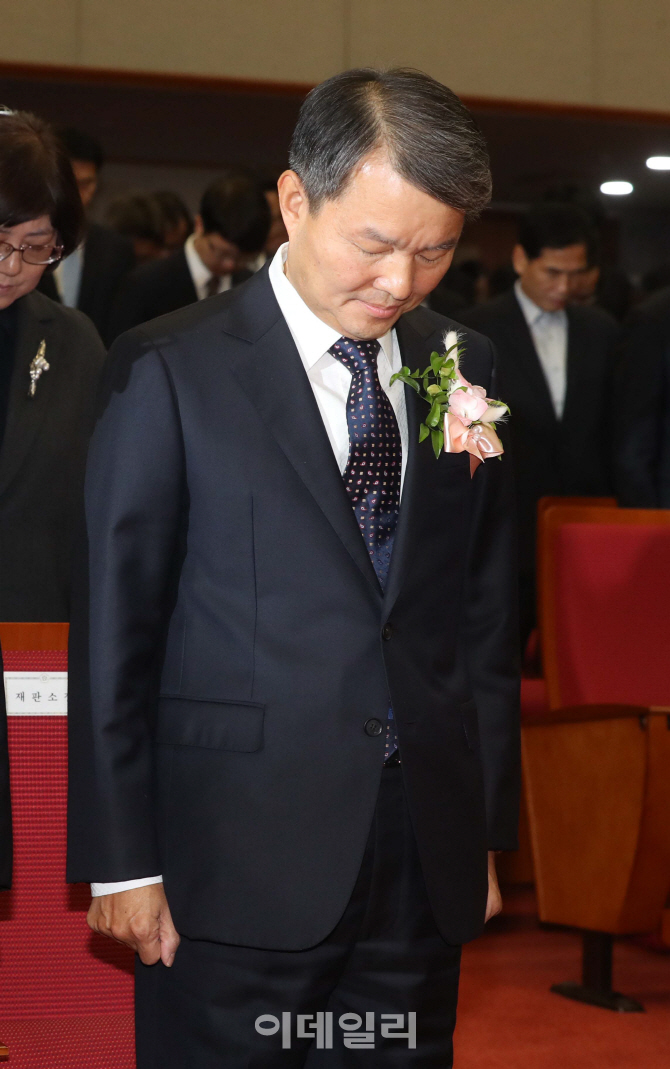 [포토]이진성 헌재소장 '묵념'
