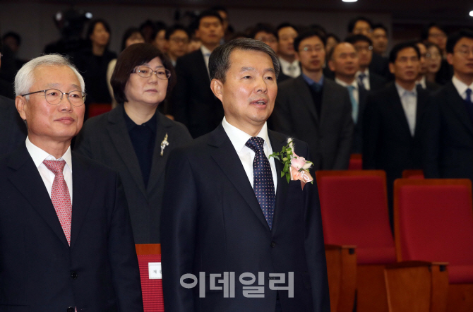 [포토]애국가 부르는 이진성 헌재소장