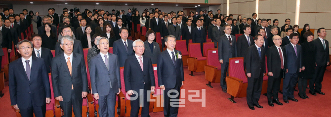 [포토]애국가 부르는 이진성 헌재소장과 헌법재판관