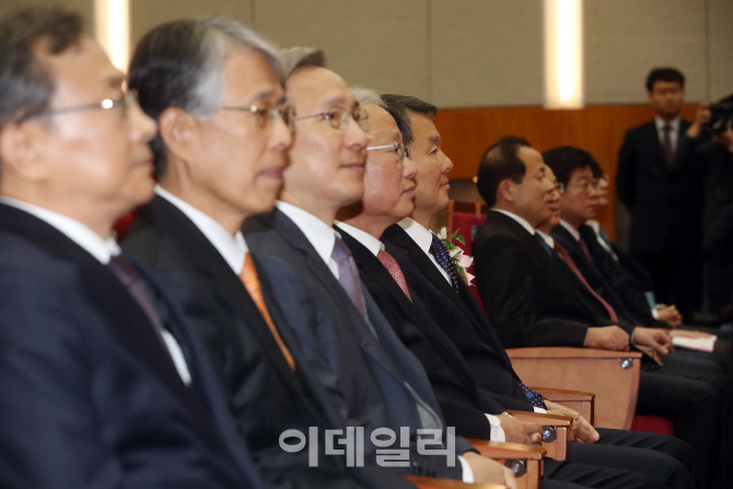 [포토]이진성 헌재소장 취임 '10개월 대행체제 종료'
