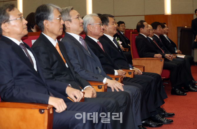 [포토]이진성 헌재소장 취임 '10개월만에 9인 체제'