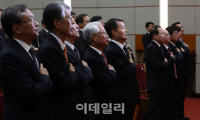 [포토]국민의례 하는 이진성 신임 헌법재판소장