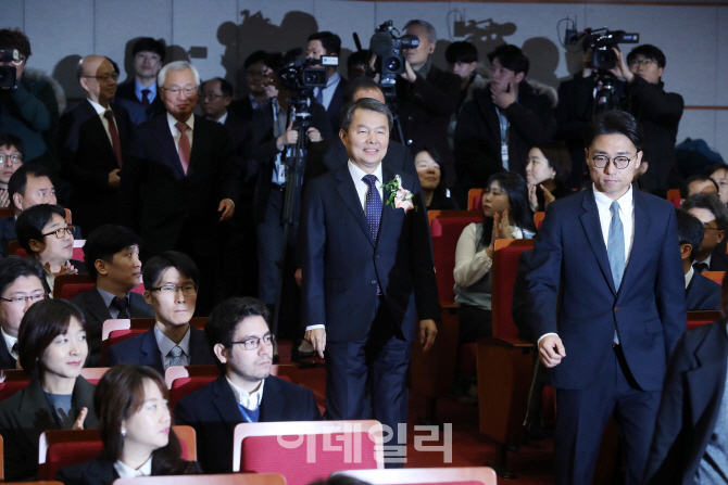 [포토]밝은 표정의 이진성 신임 헌법재판소장