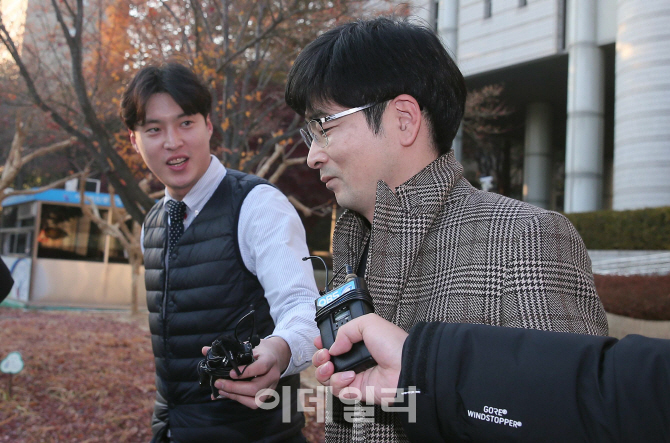 [포토]탁현민 청와대 행정관 '옅은 미소'