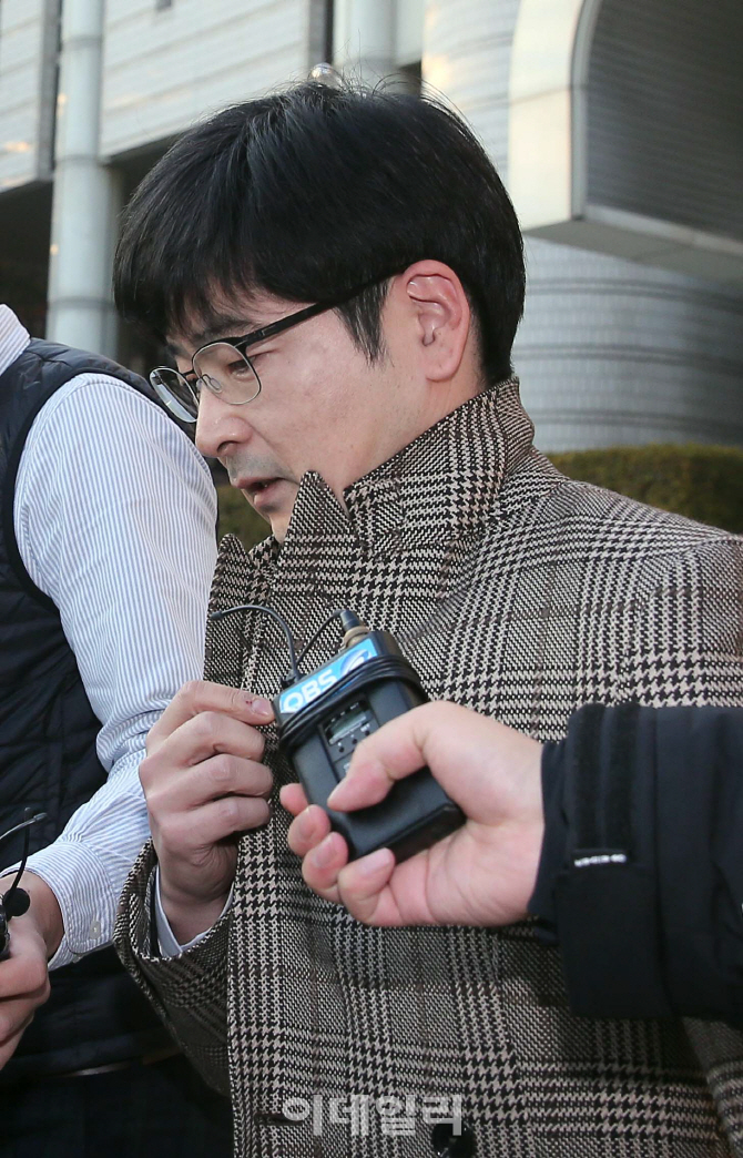 [포토]옷깃 여미는 탁현민 청와대 행정관
