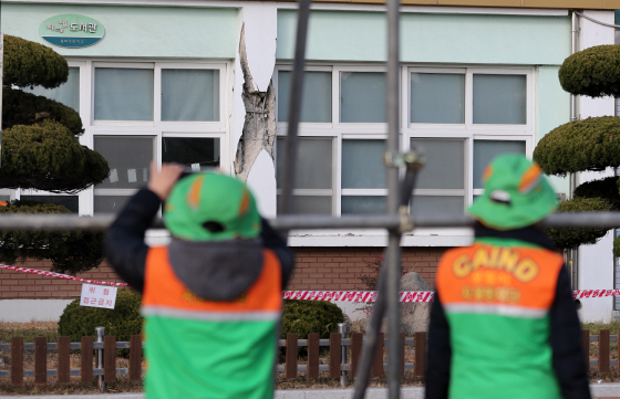 포항 지진피해 주택 정밀점검 착수…내년까지 옥외대피소 표지판 설치